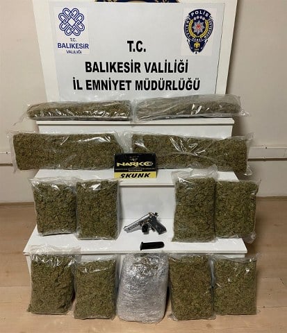 Balıkesir'de Kaçakçılık ve Organize Suçlarla Mücadele ekipleri tarafından gerçekleştirilen operasyonda uyuşturucu sevkiyatı gerçekleştirildiği tespit edilen ambulans durduruldu. Ambulans içerisinde yapılan aramalarda 9 kilo 14 gram uyuşturucu madde ele geçirildi.