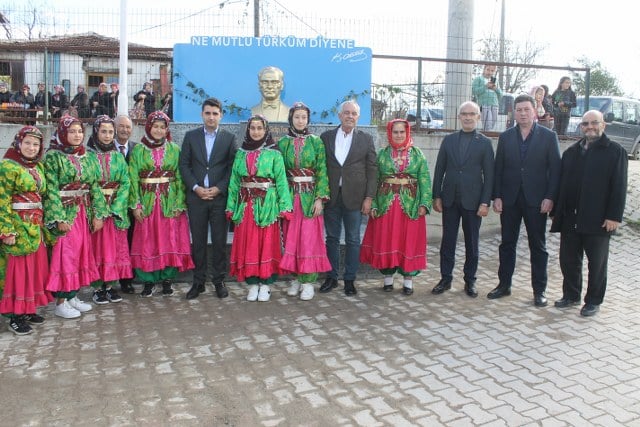  Manyas ilçesinin kırsal Peynirkuyu Mahallesine vatandaşlar tarafından 'İmece Usulu ile Atatürk Büstü yapıldı. Yapımı tamamlanan büst Manyas Kaymakamı Emre Yeşil'in katılımı ile açıldı.