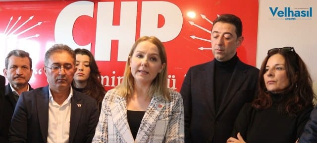 Cumhuriyet Halk Partisi Bandırma İlçe Başkan Yardımcısı Melda Dönmez, "AKP Genel Başkanı ve Cumhurbaşkanı Sayın Recep Tayyip Erdoğan’a, Büyük Türk Milleti ve tarih huzurunda, namusu ve şerefi üzerine ant içtiği ‘’Laik Cumhuriyet ilkesine bağlı kalacağına’’ yönelik yeminini hatırlatıyor, görevlendirdiği Milli Eğitim Bakanı’nı görevden alması çağrısında bulunuyoruz"