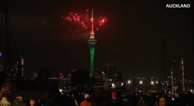 Onlar 2024'e Girdiler Bile.Dünyada ilk olarak yeni yılı karşılayan ülke Yeni Zelanda oldu. Ülke, Türkiye saati ile 14:00'da yeni yıla girdi. 