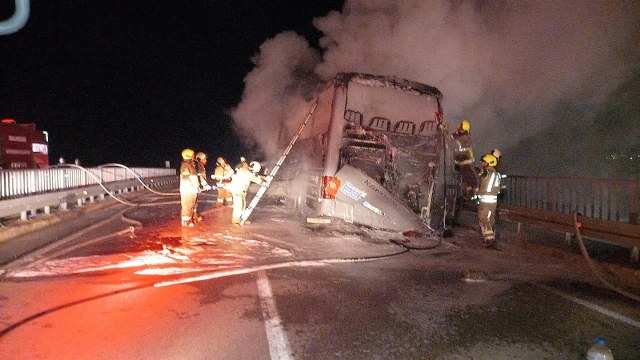 Bandırma - Çanakkale Karayolu üzerinde henüz bilinmeyen bir nedenle Yolcu otobüsünde yangın çıktı.