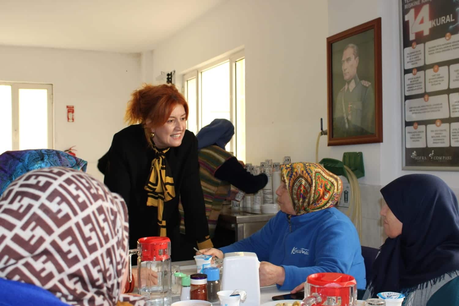 Bandırma'nın tek kadın belediye başkan aday adayı olan AK Parti Kadın Kolları Başkanı Oya Yücel, Kocaman Balıkçılık'ta 200 kadın çalışanla bir araya geldi. Yücel, Bandırma'nın 37. belediye başkanı olma hedefiyle yola çıktığını ifade etti.