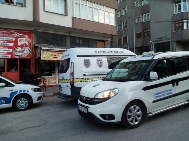 Bandırma Paşabayır Mahallesi Mehmetçik Caddesi üzerinde bulunan bir oto yıkama işletmesinde akşam saatlerinde meydana gelen olayda 1 kişi bıçakla ağır yaralandı.