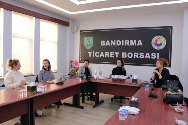 Bandırma'da Belediye Başkanlığı'na aday olan ilk kadın olarak çalışmalarını sürdüren Ak Partili Oya Yücel, ziyaretlerini sürdürüyor. Çalışmalarını her gün ilçe merkezinin yanı sıra kırsal mahalleler ve sanayicilere gerçekleştirdiği ziyaretler ile devam eden Yücel, bu kez Bandırma Ticaret Borsası Kadın Girişimciler kuruluyla bir araya geldi.