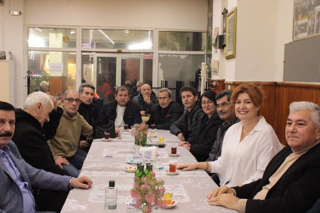 Ak Parti Genel Merkezinde gerçekleştirilen Temayül Yoklamasına katılmak üzere Ankara'ya giden ve burada Cumhurbaşkanı Recep Tayyip Erdoğan'ın da katılımı ile gerçekleştirilen temayül yoklamasına katılan Oya Yücel, Bandırma'ya gelerek çalışmalarını kaldığı yerden sürdürmeye devam ediyor.