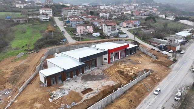 Balıkesir Büyükşehir Belediyesi tarafından Balya ilçesine inşa edilen güvenli, modern, konforlu ve son teknolojik donanımlara sahip otobüs terminali ve itfaiye istasyonunda sona gelindi. Balya Belediye Başkanı Organ Gaga, “Büyük bir eksikliğimiz gideriliyor, bundan dolayı da Büyükşehir Belediyemize çok teşekkür ediyoruz” dedi.