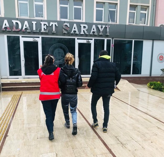 Bandırma'da fuhuş operasyonu.  Paşabayır Mahallesinde bulunan bir apartta gerçekleştirilen baskında fuhuş yaptığı tespit edilen 2 kadın gözaltına alındı. Baskında fuhuş yaptığı tespit edilen 4 erkeğe ise toplamda 16 bin 540TL idari para cezası verildi.