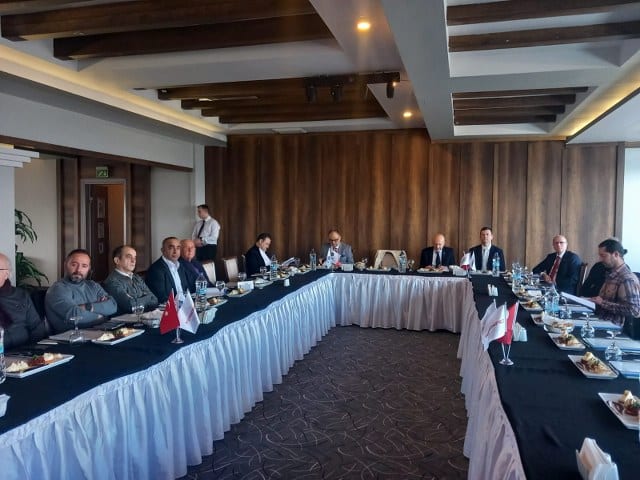 Bandırma Sanayici ve İş İnsanları Derneği'nin (BANSİAD) olağan Genel Kurul toplantısı Grand Asya Otelinde gerçekleştirildi. Toplantı sonrasında Başkan Funda Seçil Dedeoğlu görevini Mehmet Ülbe'ye devretti.