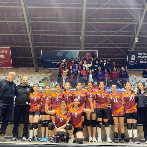 Balıkesir'de gerçekleştirilen 2023-2024 Eğitim Öğretim Dönemi Okul sporları dalında Susurluk Şehit Erbil Aslan Ortaokulu Küçük Kızlar voleybol takımı çıktığı 9 maçın tamamını kazanarak il şampiyonu oldu.
