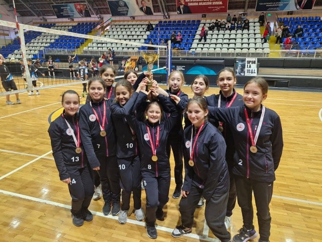 Balıkesir'de gerçekleştirilen 2023-2024 Eğitim Öğretim Dönemi Okul sporları dalında Susurluk Şehit Erbil Aslan Ortaokulu Küçük Kızlar voleybol takımı çıktığı 9 maçın tamamını kazanarak il şampiyonu oldu.