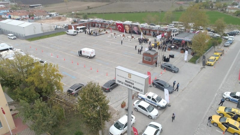  İlçelerde yetersiz ya da atıl durumda bulunan otobüs terminallerini bir bir yenileyerek modern, konforlu ve güvenli bir hale getiren Büyükşehir Belediye Başkanı Yücel Yılmaz göreve geldiği günden bu yana; 8 terminali yeniledi, 5 terminalde de yenileme çalışmalarına devam ediyor.