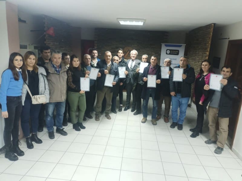 Susurluk'un Danaveli Mahallesinde 33 yıldır süren tapu sorunu çözüme kavuşturuldu. Mahalle sakinleri tapularını Belediye Başkanı Nurettin Güney'den aldı.