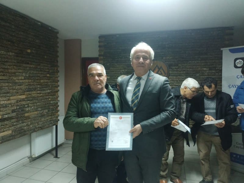 Susurluk'un Danaveli Mahallesinde 33 yıldır süren tapu sorunu çözüme kavuşturuldu. Mahalle sakinleri tapularını Belediye Başkanı Nurettin Güney'den aldı.