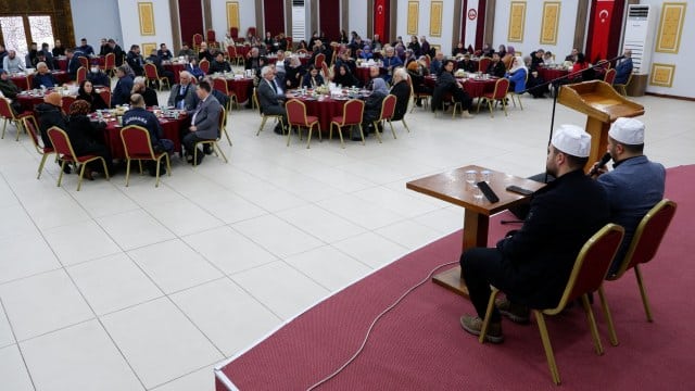 Susurluk Belediyesi Park Düğün Salonunda Susurluk'ta ikamet eden Şehit Aileleri ve Gazilere yemek verdi.
