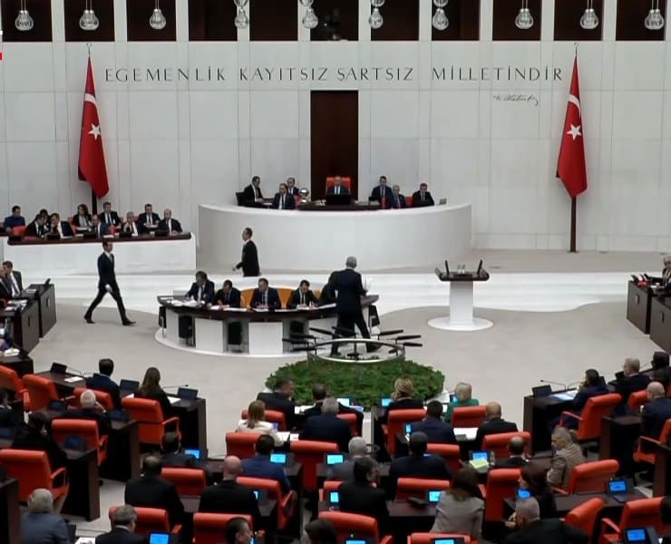 Türkiye'nin ardından 30 NATO üye ülkesinden 28'inin onayını alan İsveç'in NATO üyeliği, Türkiye Büyük Millet Meclisi'nde (TBMM) de oylanacak. İsveç'in NATO Üyeliğini Türkiye ve Macaristan veto etmişti.