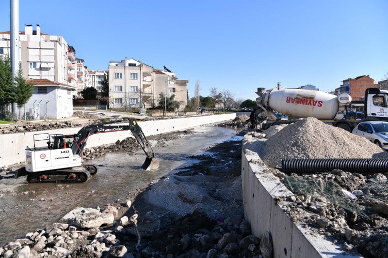  Balıkesir Büyükşehir Belediyesi, Çay Deresi 3. Etap ile yeni bir sosyal yaşam alanı şehre kazandırırken, Birleşmiş Milletler 75. Yıl Gençlik Merkezi’nin karşısındaki, Karesi Petrol Ofisi’ni de yıkıp, yeni yol güzergâhları açarak şehrin trafiğini rahatlatacak.