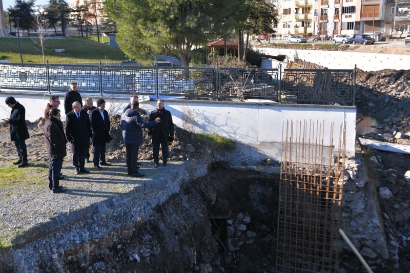 Balıkesir Büyükşehir Belediyesi, Çay Deresi 3. Etap ile yeni bir sosyal yaşam alanı şehre kazandırırken, Birleşmiş Milletler 75. Yıl Gençlik Merkezi’nin karşısındaki, Karesi Petrol Ofisi’ni de yıkıp, yeni yol güzergâhları açarak şehrin trafiğini rahatlatacak.