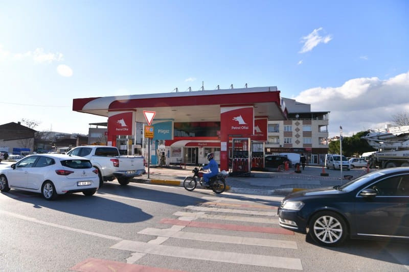 Balıkesir Büyükşehir Belediyesi, Çay Deresi 3. Etap ile yeni bir sosyal yaşam alanı şehre kazandırırken, Birleşmiş Milletler 75. Yıl Gençlik Merkezi’nin karşısındaki, Karesi Petrol Ofisi’ni de yıkıp, yeni yol güzergâhları açarak şehrin trafiğini rahatlatacak.