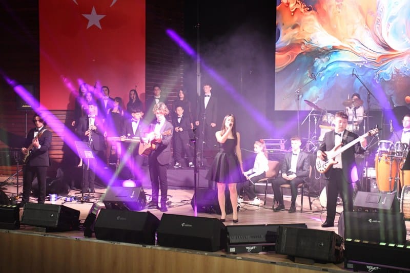 MOD10 Gençlik Orkestrası’nın ilk konserini oldukça beğenen Balıkesir Büyükşehir Belediye Başkanı Yücel Yılmaz, verdiği sözü tutarak turne düzenledi. Bu kapsamda Edremit’te sahne alan gençler, seyircilerin büyük beğenisini kazandı.