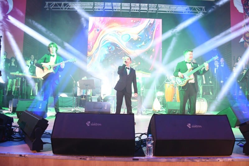 MOD10 Gençlik Orkestrası’nın ilk konserini oldukça beğenen Balıkesir Büyükşehir Belediye Başkanı Yücel Yılmaz, verdiği sözü tutarak turne düzenledi. Bu kapsamda Edremit’te sahne alan gençler, seyircilerin büyük beğenisini kazandı.