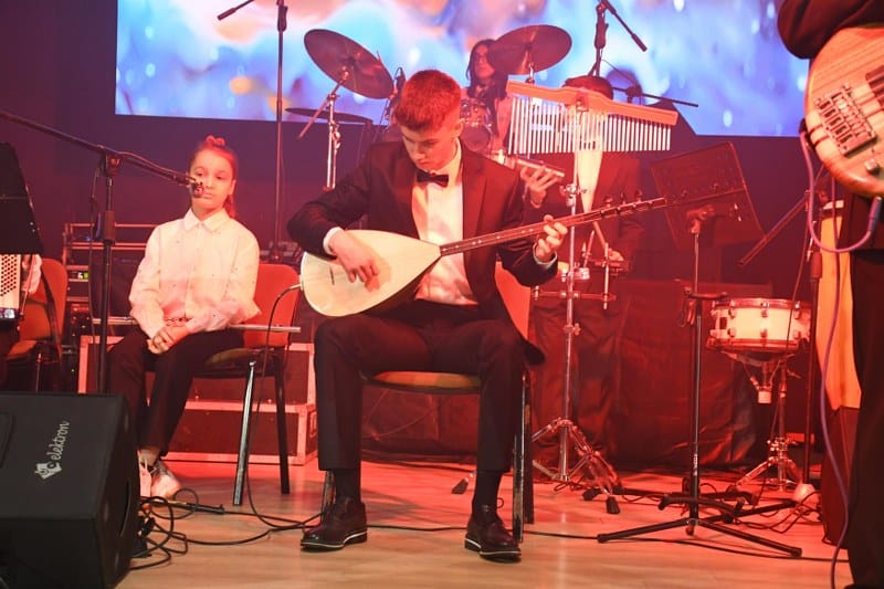 MOD10 Gençlik Orkestrası’nın ilk konserini oldukça beğenen Balıkesir Büyükşehir Belediye Başkanı Yücel Yılmaz, verdiği sözü tutarak turne düzenledi. Bu kapsamda Edremit’te sahne alan gençler, seyircilerin büyük beğenisini kazandı.