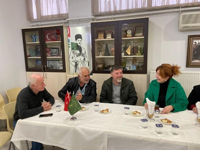 AK Parti Bandırma Belediye Başkan Aday Adayı Oya Yücel, çalışmalarına aralıksız devam ediyor. Aday adaylığı sürecinde toplumun her kesimi ile birebir görüşmeye hedefleyen ve bu yönde çalışmalarını sürdüren Yücel, bu kapsamda geçtiğimiz günlerde genel kurul toplantısını gerçekleştiren Bandırma Kuzey Kafkasya Kültür Derneğini ziyaret etti.