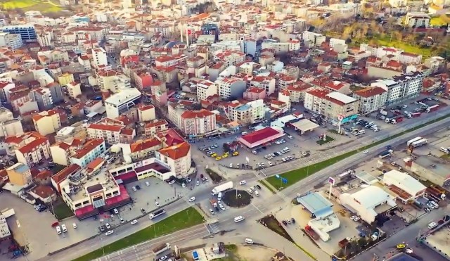 Susurluk'la ilgili ilk bilgiler Hicri 1050, Miladi ise 1640 yıllarına dayanıyor.  Susurluk adı şimdiki bulunduğu yerin sulak olması ve bol miktarda su sığırı yetiştirildiği için Susığırlığı diye bilinmektedir. Burası Karesi beyi olan İnebey vakfına ait iken İnebey 'in torunları tarafından çiftlik haline getirilmiştir.