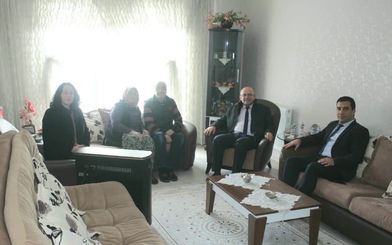 Susurluk Kaymakamı Muammer Köken ve beraberindeki heyet ilçede bulunan şehit ve gazi ailelerine yönelik olarak gerçekleştirilen rutin ziyaretlerini sürdürüyor.