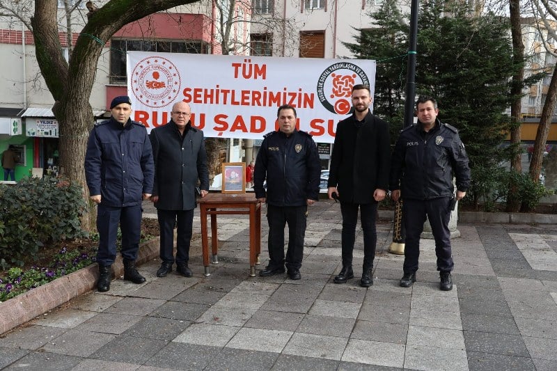 Susurluk Kaymakamlığı Sosyal Yardımlaşma ve Dayanışma Vakfı tarafından gerçekleştirilen etkinlik ile vatan uğruna canlarını feda eden şehitlerimiz için Mevlid-i Şerif okutuldu.
