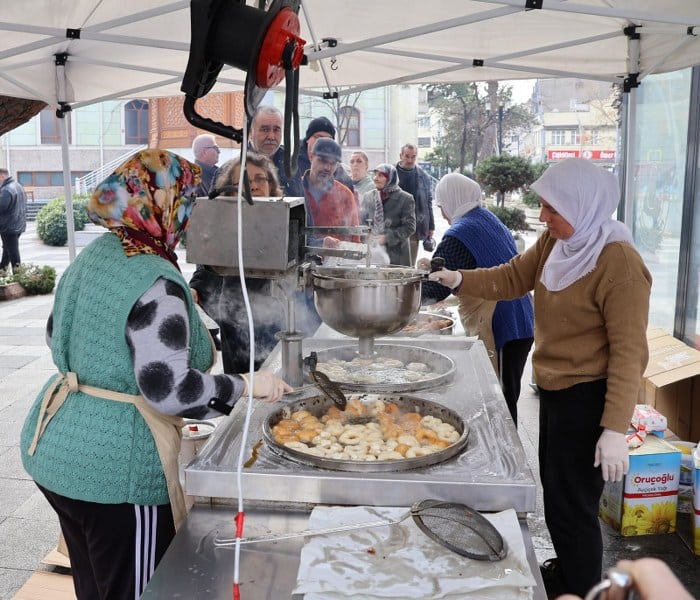 Susurluk Kaymakamlığı Sosyal Yardımlaşma ve Dayanışma Vakfı tarafından gerçekleştirilen etkinlik ile vatan uğruna canlarını feda eden şehitlerimiz için Mevlid-i Şerif okutuldu.