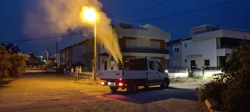 Balıkesir Büyükşehir Belediyesi, çevre ve toplum sağlığını ön planda tutarak Sındırgı başta olmak üzere 20 ilçede etkili haşere kontrolü sağlamak amacıyla kapsamlı mücadelesini sürdürüyor. "Sağlıklı Gelecek İçin Varız!" anlayışıyla hareket eden Büyükşehir, çevresel sürdürülebilirlik ve toplum sağlığına odaklanarak önemli adımlar atıyor.