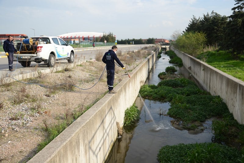 Balıkesir Büyükşehir Belediyesi, çevre ve toplum sağlığını ön planda tutarak Sındırgı başta olmak üzere 20 ilçede etkili haşere kontrolü sağlamak amacıyla kapsamlı mücadelesini sürdürüyor. "Sağlıklı Gelecek İçin Varız!" anlayışıyla hareket eden Büyükşehir, çevresel sürdürülebilirlik ve toplum sağlığına odaklanarak önemli adımlar atıyor.