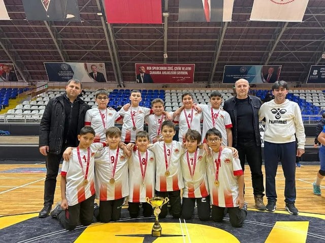 sporlarında Susurluk İmam Hatip Ortaokulu öğrencileri Balıkesir Şampiyonu oldular. Balıkesir Kurtdereli Spor Salonunda gerçekleştirilen müsabakalarda, Susurluk İmam Hatip Ortaokulu Küçük Erkekler Voleybol Takımı, yaptığı tüm karşılaşmaları kazanarak finale kaldı. Finalde Şamlı Şehit Mustafa Adışen Ortaokulu Küçük Erkekler Voleybol Takımı ile karşı karşıya geldi.