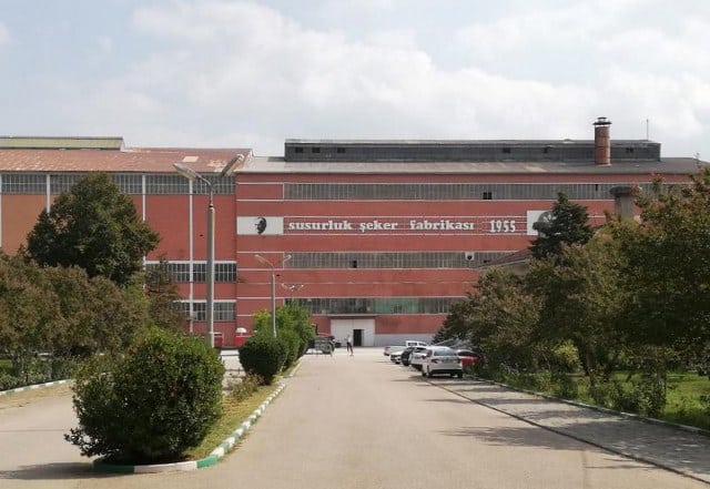 Susurluk Şeker Fabrikası'nın yeniden faaliyete alınmasının ardından kendi hammadde üretim alanlarında yıllık 25 bin ton olan üretimi yılda 350 bin tona çıktı. Şeker-İş Sendikası Susurluk Temsilcisi Yavuz Gürsoy fabrikanın üretiminin artmasının Susurluk ekonomisine de büyük katkı sağladığını ve Susurluk'un gözdesi olduğunu söyledi.;