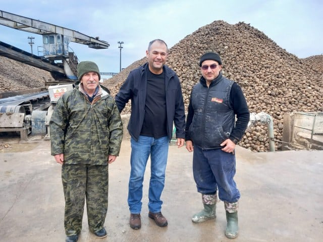 Susurluk Şeker Fabrikası'nın yeniden faaliyete alınmasının ardından kendi hammadde üretim alanlarında yıllık 25 bin ton olan üretimi yılda 350 bin tona çıktı. Şeker-İş Sendikası Susurluk Temsilcisi Yavuz Gürsoy fabrikanın üretiminin artmasının Susurluk ekonomisine de büyük katkı sağladığını ve Susurluk'un gözdesi olduğunu söyledi.;