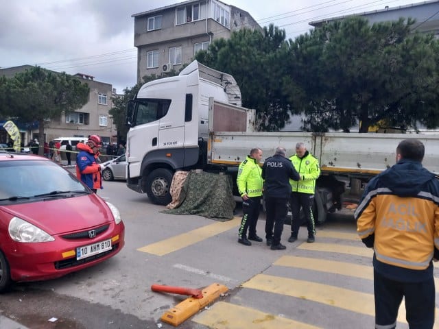 Bandırma 100'ncü yıl mahallesi Nato Caddesi üzerinde meydana gelen kazada 79 yaşındaki B.U yaşamını yitirdi.