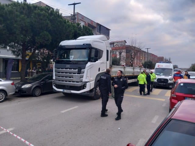 Bandırma 100'ncü yıl mahallesi Nato Caddesi üzerinde meydana gelen kazada 79 yaşındaki B.U yaşamını yitirdi.