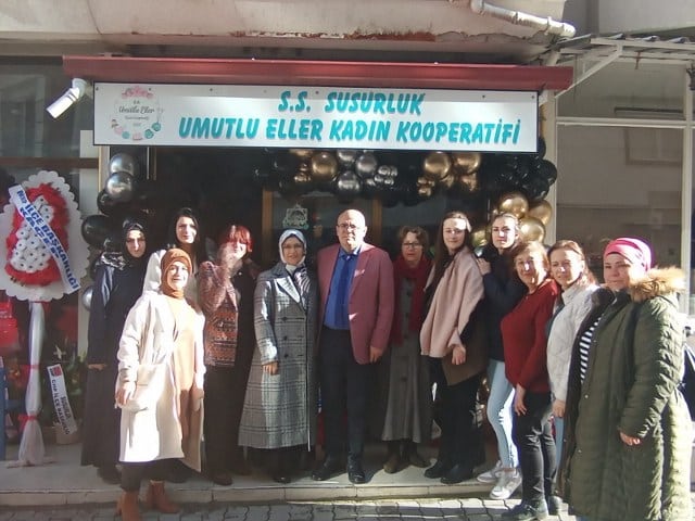 Susurluk Umutlu Eller Kadın Kooperatifi açılışı Kaymakam Muammer Köken ve Belediye Başkanı Nurettin Güney'in katılımları ile gerçekleştirildi.