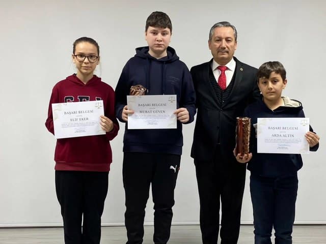 Susurluk'ta 10 Aralık İnsan Hakları Günü dolayısıyla gerçekleştirilen Resim, şiir ve kompozisyon dallarına katılarak dereceye giren öğrenciler gerçekleştirilen tören ile ödüllerini aldı.