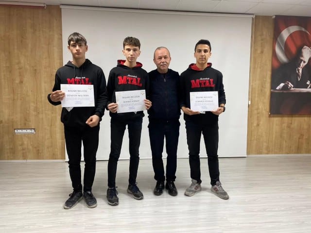 Susurluk'ta 10 Aralık İnsan Hakları Günü dolayısıyla gerçekleştirilen Resim, şiir ve kompozisyon dallarına katılarak dereceye giren öğrenciler gerçekleştirilen tören ile ödüllerini aldı.