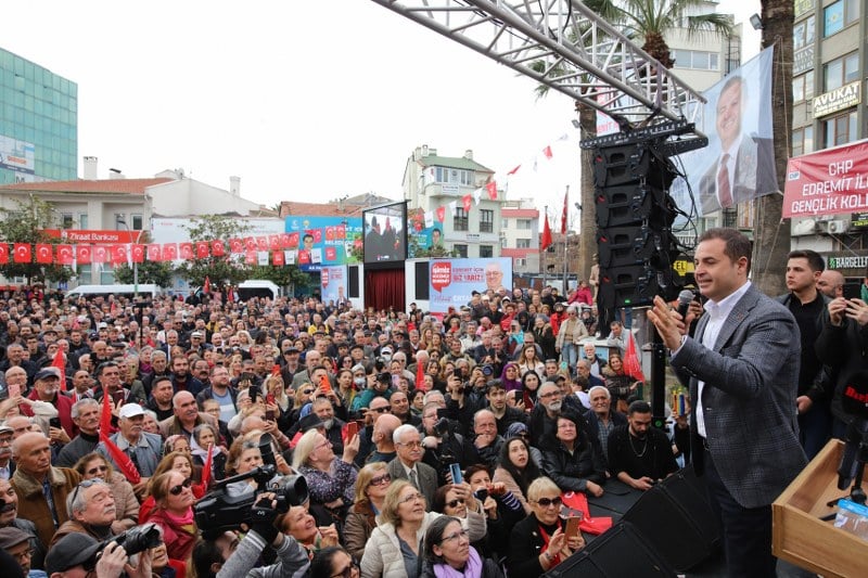 Balıkesir Büyükşehir Belediye Başkan Adayı Ahmet Akın, Balıkesir'in dört bir yanında coşkuyla karşılanmaya devam ediyor. Özellikle Edremit'te karşılanan hemşerileri tarafından bağrına basılan Akın, önemli vaatlerde bulundu.