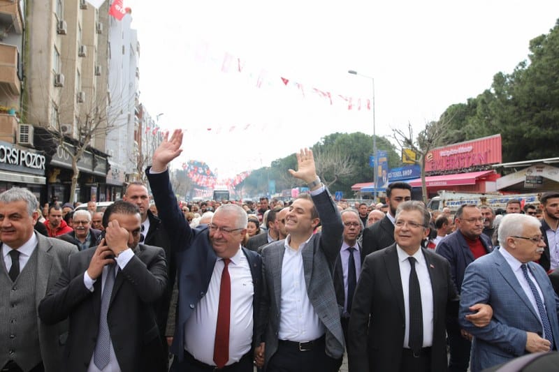 Balıkesir Büyükşehir Belediye Başkan Adayı Ahmet Akın, Balıkesir'in dört bir yanında coşkuyla karşılanmaya devam ediyor. Özellikle Edremit'te karşılanan hemşerileri tarafından bağrına basılan Akın, önemli vaatlerde bulundu.