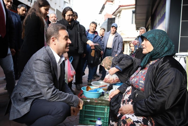 Balıkesir Büyükşehir Belediye Başkan Adayı Ahmet Akın, Balıkesir'in dört bir yanında coşkuyla karşılanmaya devam ediyor. Özellikle Edremit'te karşılanan hemşerileri tarafından bağrına basılan Akın, önemli vaatlerde bulundu.