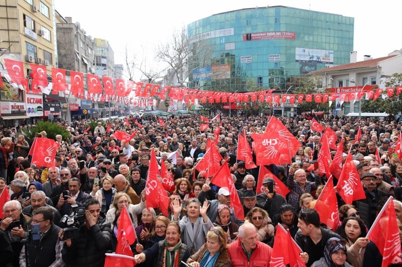 Balıkesir Büyükşehir Belediye Başkan Adayı Ahmet Akın, Balıkesir'in dört bir yanında coşkuyla karşılanmaya devam ediyor. Özellikle Edremit'te karşılanan hemşerileri tarafından bağrına basılan Akın, önemli vaatlerde bulundu.