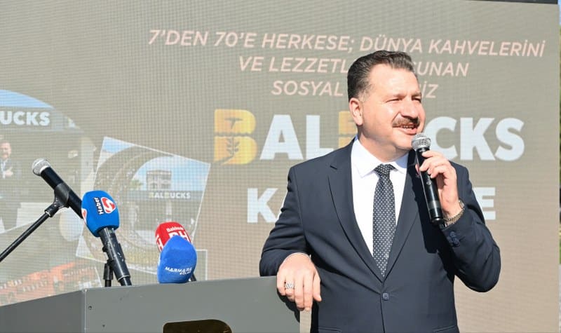 Balıkesir Büyükşehir Belediyesi tarafından öğrencilere uygun fiyatlı ve kaliteli ürünler sunmak amacıyla hayata geçirilen BalBucks, ikinci şubesini Balıkesir Üniversitesi Çağış Kampüsü'nde açtı. Açılışa Balıkesir Valisi İsmail Ustaoğlu, Balıkesir Büyükşehir Belediye Başkanı Yücel Yılmaz, AK Parti İl Başkanı Mehmet Aydemir, Balıkesir Üniversitesi Rektörü Prof. Dr. Yücel Oğurlu ve çok sayıda öğrenci katıldı.