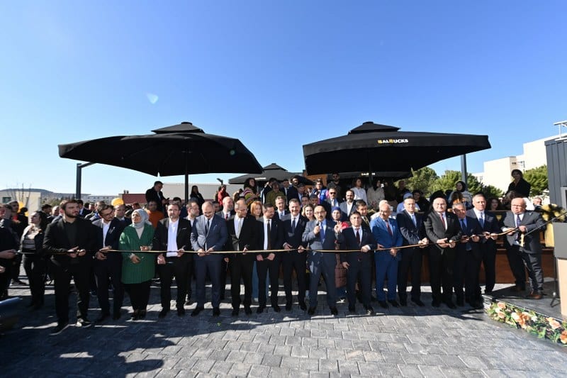 Balıkesir Büyükşehir Belediyesi tarafından öğrencilere uygun fiyatlı ve kaliteli ürünler sunmak amacıyla hayata geçirilen BalBucks, ikinci şubesini Balıkesir Üniversitesi Çağış Kampüsü'nde açtı. Açılışa Balıkesir Valisi İsmail Ustaoğlu, Balıkesir Büyükşehir Belediye Başkanı Yücel Yılmaz, AK Parti İl Başkanı Mehmet Aydemir, Balıkesir Üniversitesi Rektörü Prof. Dr. Yücel Oğurlu ve çok sayıda öğrenci katıldı.