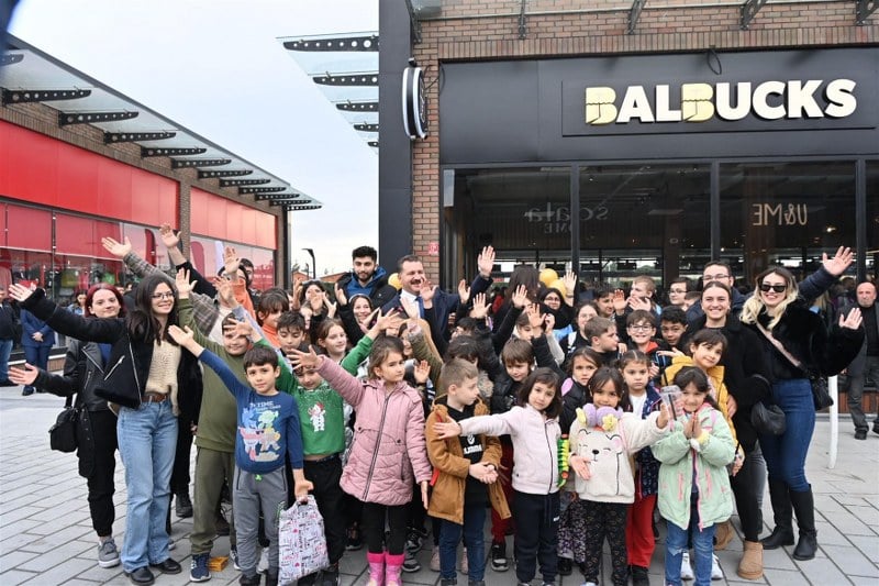 BALBUCKS Şehir Geneline Yayılıyor, 3. Şube Avlu Yaşam Merkezi'nde Açıldı! Balıkesir Büyükşehir Belediyesi'nin gözde markası BALBUCKS, şubeleşmeye ve tüm şehre yayılmaya devam ediyor. 7'den 77'ye herkesin muhteşem lezzetleri, nezih ortamı ve uygun fiyat politikasıyla tercih ettiği BALBUCKS'ın 3. şubesi Avlu Yaşam Merkezi'nde açıldı.
