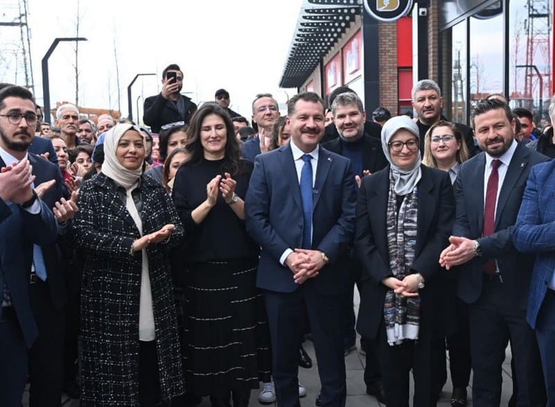 BALBUCKS Şehir Geneline Yayılıyor, 3. Şube Avlu Yaşam Merkezi'nde Açıldı! Balıkesir Büyükşehir Belediyesi'nin gözde markası BALBUCKS, şubeleşmeye ve tüm şehre yayılmaya devam ediyor. 7'den 77'ye herkesin muhteşem lezzetleri, nezih ortamı ve uygun fiyat politikasıyla tercih ettiği BALBUCKS'ın 3. şubesi Avlu Yaşam Merkezi'nde açıldı.