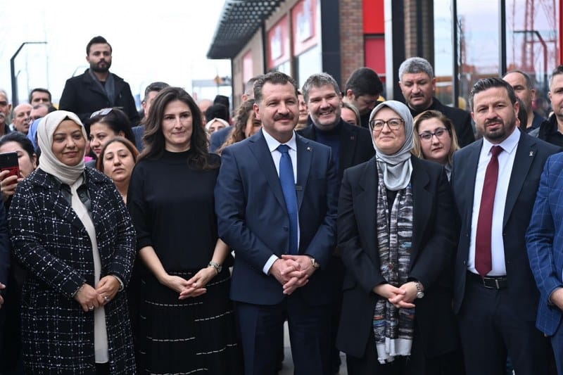 BALBUCKS Şehir Geneline Yayılıyor, 3. Şube Avlu Yaşam Merkezi'nde Açıldı! Balıkesir Büyükşehir Belediyesi'nin gözde markası BALBUCKS, şubeleşmeye ve tüm şehre yayılmaya devam ediyor. 7'den 77'ye herkesin muhteşem lezzetleri, nezih ortamı ve uygun fiyat politikasıyla tercih ettiği BALBUCKS'ın 3. şubesi Avlu Yaşam Merkezi'nde açıldı.