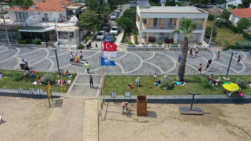 Balıkesir'in sahilleri, Türkiye'nin en temiz ve en güvenli plajları arasında yer alıyor. Balıkesir Büyükşehir Belediyesi, kararlılıkla sürdürdüğü çevre koruma ve plaj düzenleme çalışmaları sayesinde, Türkiye genelinde Mavi Bayrak sahibi olan belediyeler arasında zirveye oturmayı başardı.